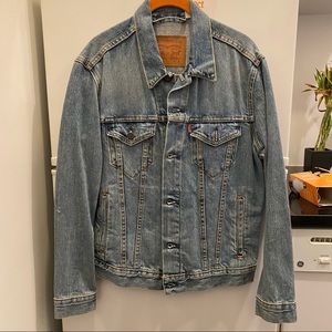 Like new mens levi denim jacket size small. Worn 2-3 times.